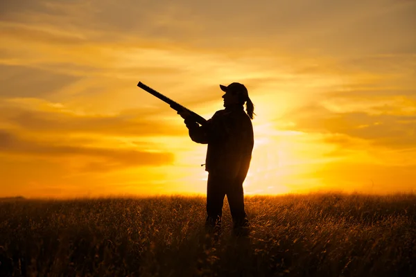 Geweer jager in zonsondergang — Stockfoto