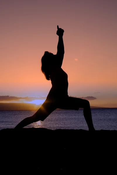 Yoga bei Sonnenuntergang — Stockfoto