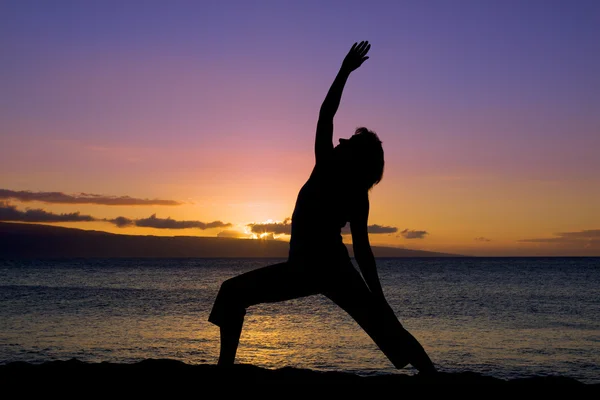 Gün batımında Yoga — Stok fotoğraf