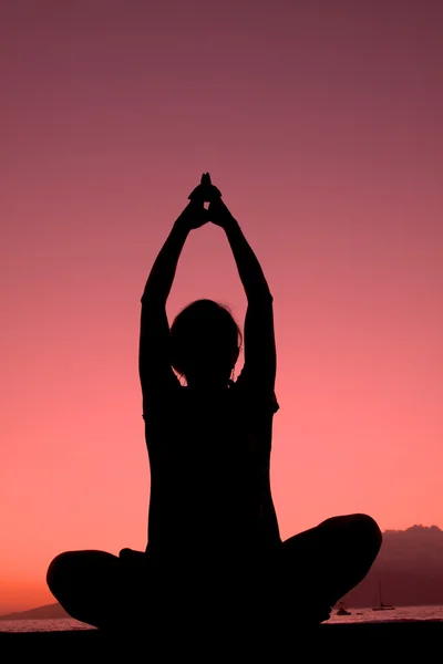 Yoga au coucher du soleil — Photo