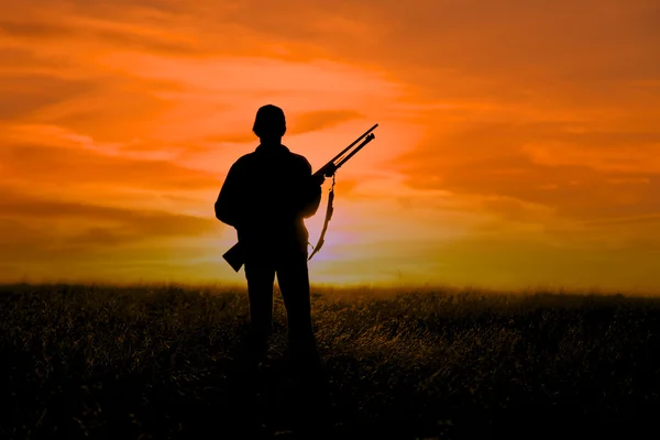 Caçador de espingardas ao pôr do sol — Fotografia de Stock