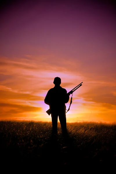 Geweer hunter bij zonsondergang — Stockfoto