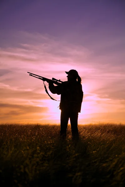 Gevär jägare vid solnedgången — Stockfoto