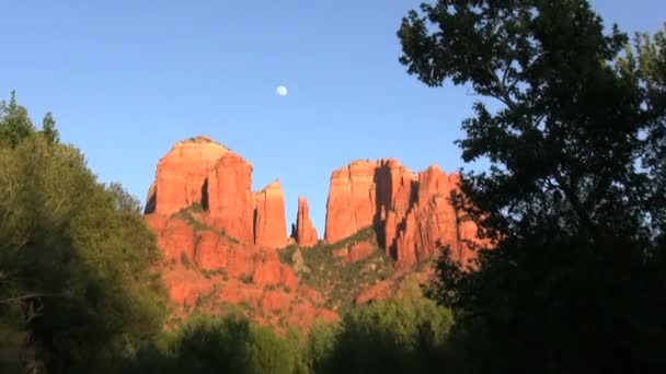 Moonrise över domkyrkan rock — Stockvideo