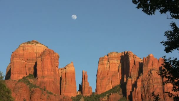 Лунный подъем над Католической скалой — стоковое видео
