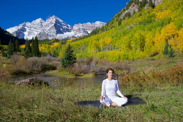 Yoga bij kastanjebruine klokken — Stockfoto