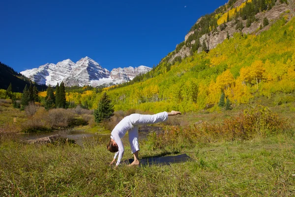 Yoga bij kastanjebruine klokken in de herfst — Stockfoto