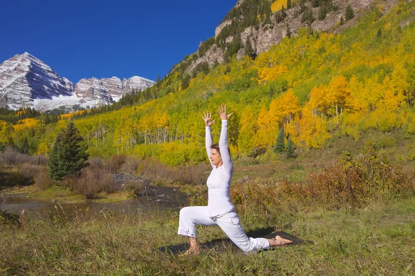 Yoga bij kastanjebruine klokken in de herfst — Stockfoto