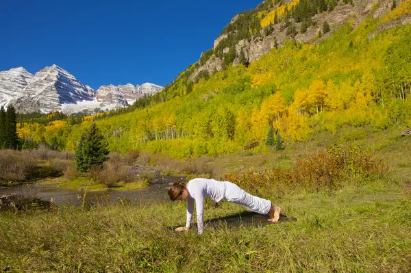 Yoga bij kastanjebruine klokken in de herfst — Stockfoto