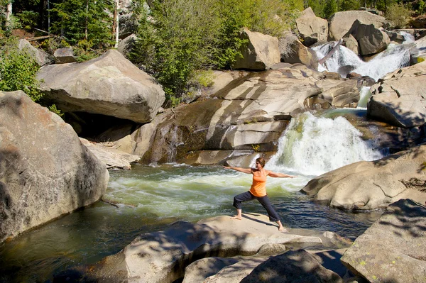 Praticare yoga a cascata — Foto Stock