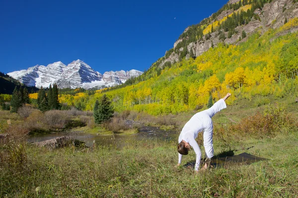 Yoga in den Bergen im Herbst — Stockfoto