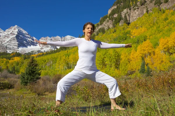 Yoga dans les montagnes en automne — Photo