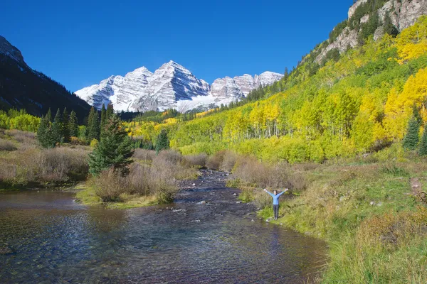 Счастливая девушка в Maroon Bells — стоковое фото