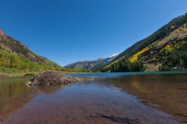 Maroon lake en beaver huis in de herfst — Stockfoto