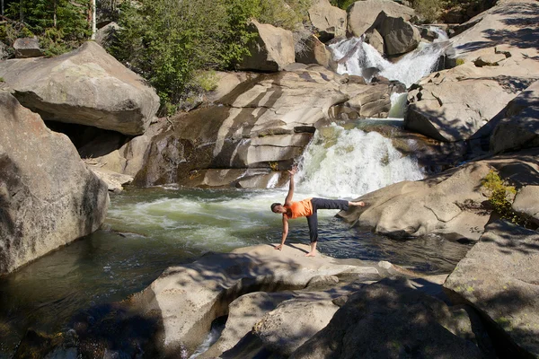 Het beoefenen van yoga bij waterval — Stockfoto