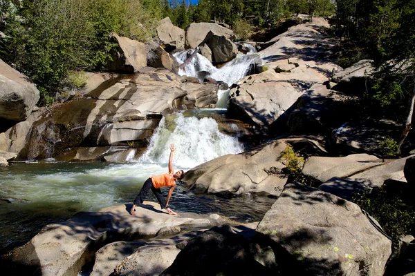 Praticare yoga a cascata — Foto Stock