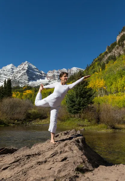 Yoga sonbahar dağlarında — Stok fotoğraf