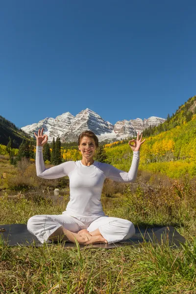 Yoga dans les montagnes en automne — Photo