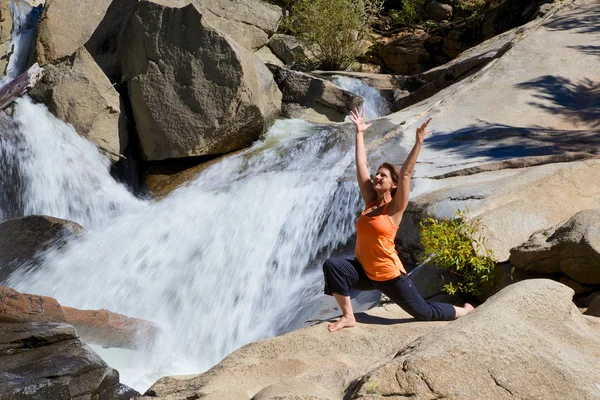 Praticare yoga a cascata — Foto Stock