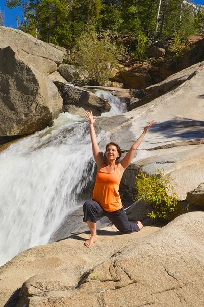 Practicing Yoga at Waterfall — Stock Photo, Image