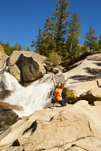 Yoga am Wasserfall praktizieren — Stockfoto