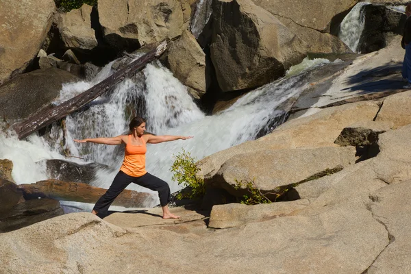 Praktykowanie jogi w wodospad — Zdjęcie stockowe