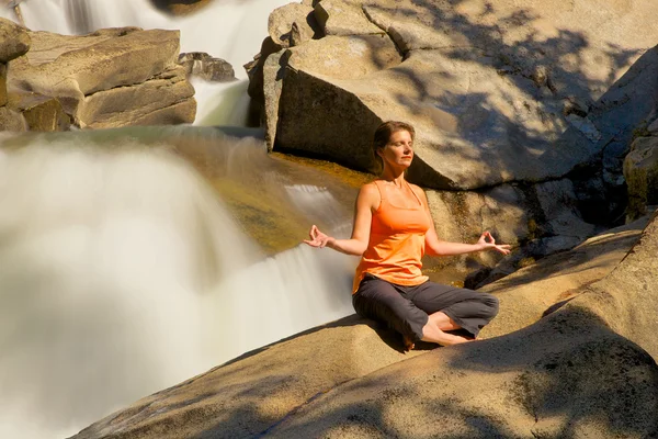 Öva yoga på vattenfall — Stockfoto
