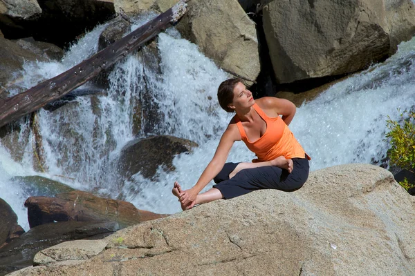 Het beoefenen van yoga bij waterval — Stockfoto