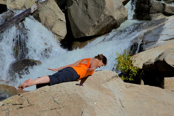 Het beoefenen van yoga bij waterval — Stockfoto