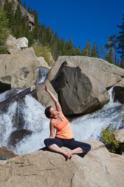 Cvičení jógy u vodopádu — Stock fotografie