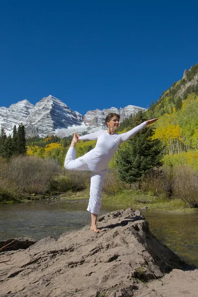 Yoga en Montañas en Otoño —  Fotos de Stock