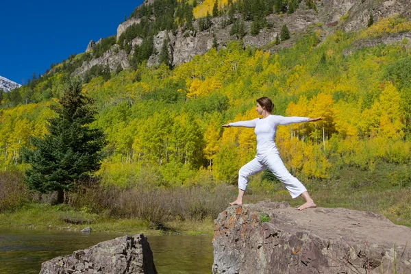 Yoga i bergen i höst — Stockfoto