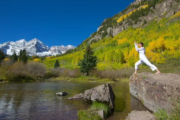 Yoga in den Bergen im Herbst — Stockfoto