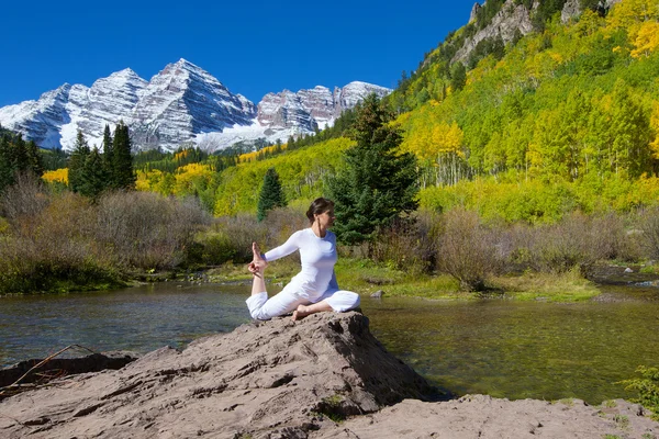 Yoga en Montañas en Otoño —  Fotos de Stock