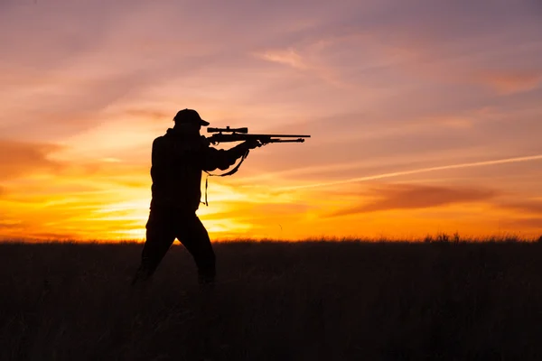 Cazador de rifles en la puesta del sol — Foto de Stock