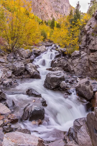 Corriente de montaña en otoño — Foto de Stock