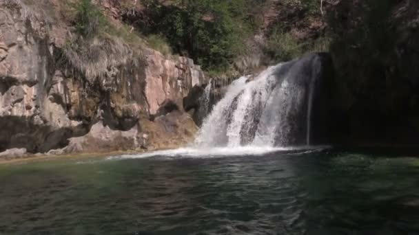 Сценический водопад — стоковое видео