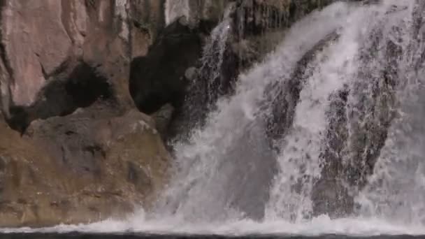 Malebný vodopád zblízka — Stock video