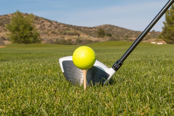 Dirigindo a bola de golfe — Fotografia de Stock