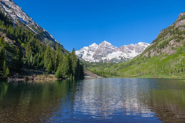 Reflexão de verão em Maroon Bells — Fotografia de Stock