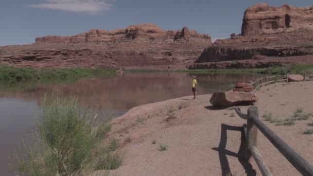 Toeristische bewonderen van het landschap van de colorado rivier — Stockvideo