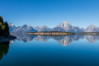 Sonbaharda Grand Teton Ulusal Parkı 'nda sonbahar manzarası.