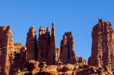 Moab Utah yakınlarındaki Fisher Kulelerinin engebeli manzarası.
