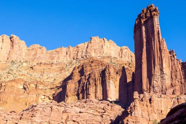 Moab Utah yakınlarındaki Fisher Kulelerinin engebeli manzarası.