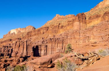 Moab Utah yakınlarındaki Fisher Kulelerinin engebeli manzarası.