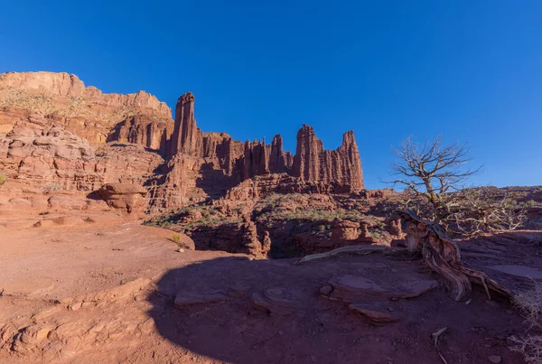 Moab Utah yakınlarındaki Fisher Kulelerinin engebeli manzarası.
