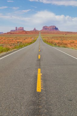 Anıt Vadisi Kabile Parkı 'na giden manzaralı otoyol.