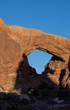 Utah Arches Ulusal Parkı 'ndaki pencerelerin manzarası.
