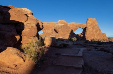 Utah Arches Ulusal Parkı 'ndaki pencerelerin manzarası.