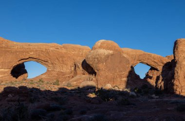 Utah Arches Ulusal Parkı 'ndaki pencerelerin manzarası.
